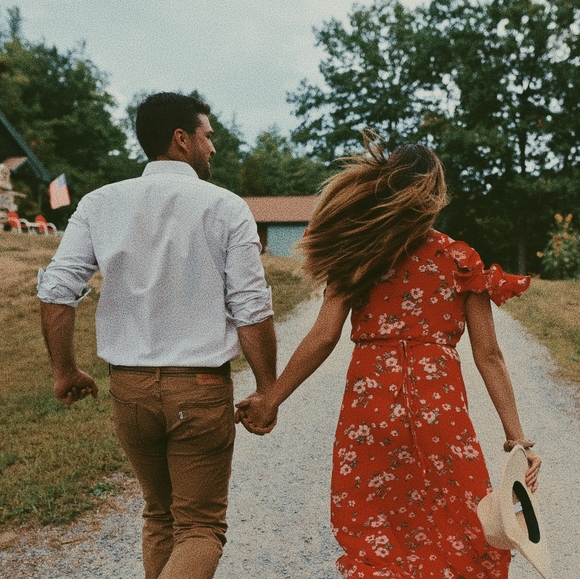 Meet your Posher, Courtney 🌷 - Picture 2 of 9